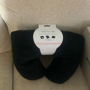 Black 2-in-1 Travel Pillow